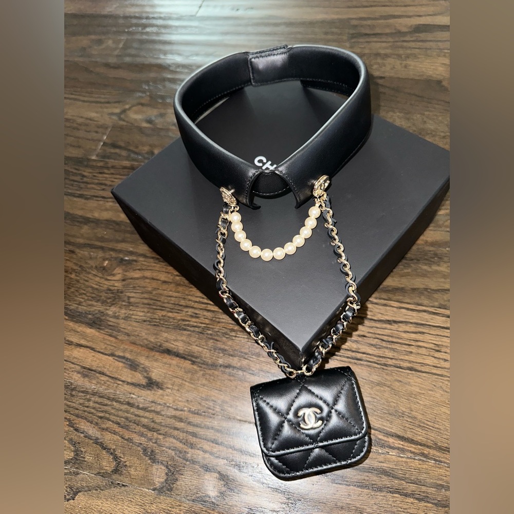 💯CHANEL RUNWAY COLLAR ATTACHED AirPod case